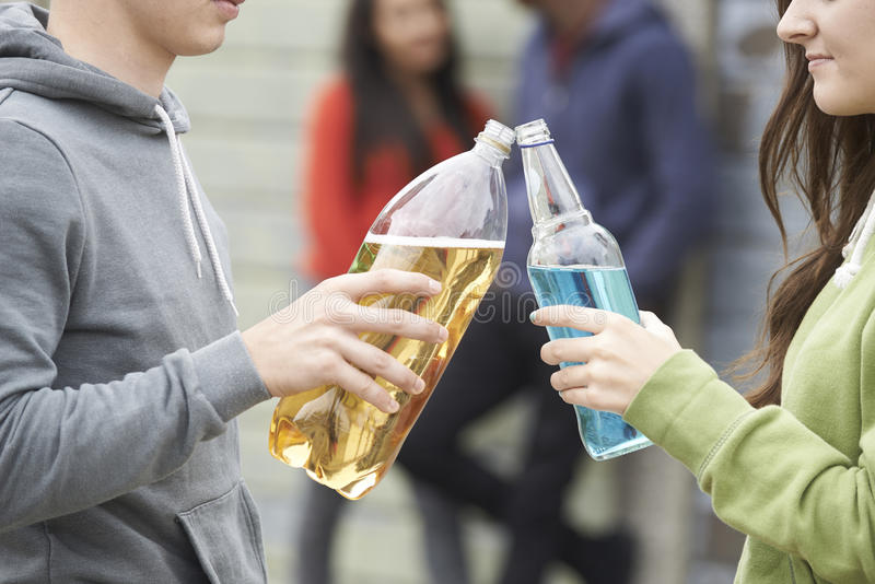 Riskují adolescenti více, pokud jsou mezi svými kamarády?